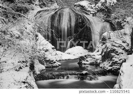 水墨世界般的關山大瀧瀑布 110825541