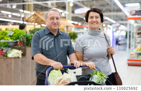 Elderly man and elderly woman shopping in supermarket 110825692