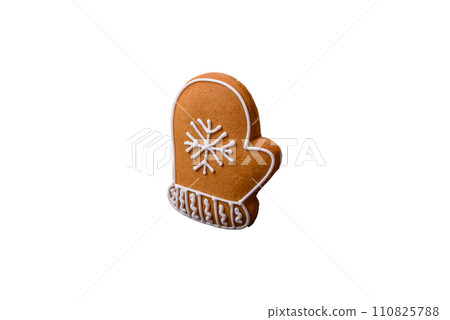 Beautiful delicious sweet winter Christmas gingerbread cookies on a bronze textured background Beautiful delicious sweet winter Christmas gingerbread cookies on a bronze textured background 110825788