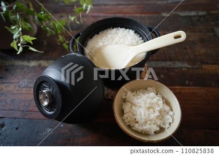 在鍋裡煮出美味的米飯 110825838