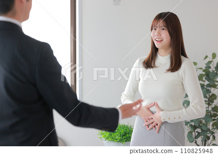 Female and male trainers doing voice training_1 Female and male trainers doing voice training_1 110825948