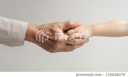 小孩和老人的手 110826079