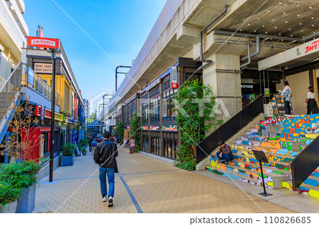 東京世田谷區下北澤的城市景觀,橘子下北 東京世田谷區下北澤的城市景觀,橘子下北 110826685