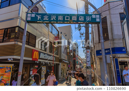 東京都世田谷區下北澤的城市景觀、下北澤南口商店街 東京都世田谷區下北澤的城市景觀、下北澤南口商店街 110826690