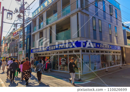 東京都世田谷區下北澤的城市景觀、下北澤南口商店街 東京都世田谷區下北澤的城市景觀、下北澤南口商店街 110826699