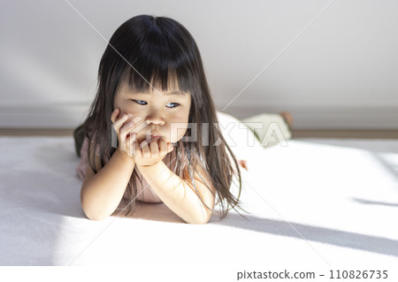 躺著的喜怒無常的女孩（3歲，日本人） 110826735