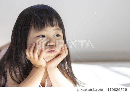 A moody girl lying down (3 years old, Japanese) 110826736