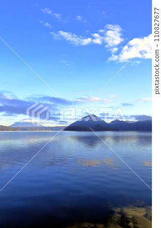 北海道,洞爺湖的秋天和清早風景 北海道,洞爺湖的秋天和清早風景 110827677