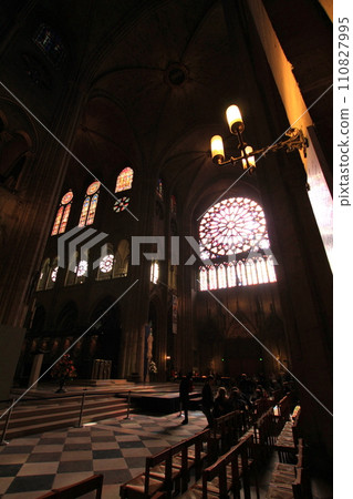 Walking through the nave of Notre Dame Cathedral (Paris, France) 110827995