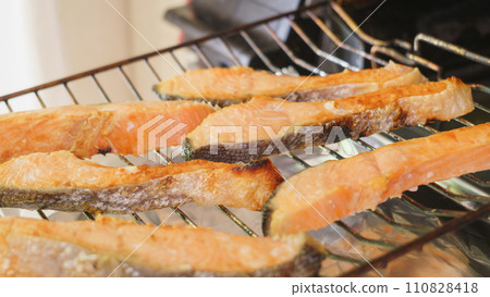 在烤魚架上烤鮭魚 在烤魚架上烤鮭魚 110828418