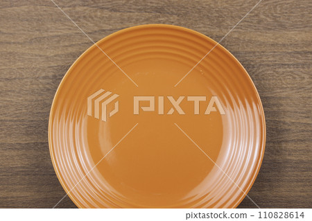 plate on the table plate on the table 110828614