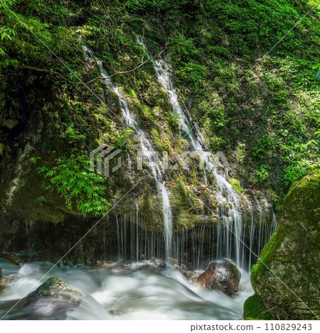 宛如塔瑪塔雷般表情細膩的瀑佈景觀 110829243