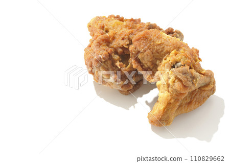 白色背景下拍攝的炸雞 110829662
