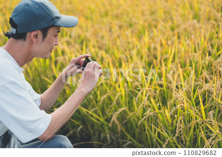 farmer, farmhouse, smartphone 110829682