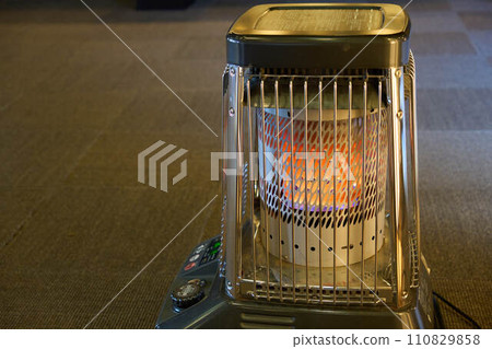 [Winter image] Oil stove illuminated in orange color 110829858