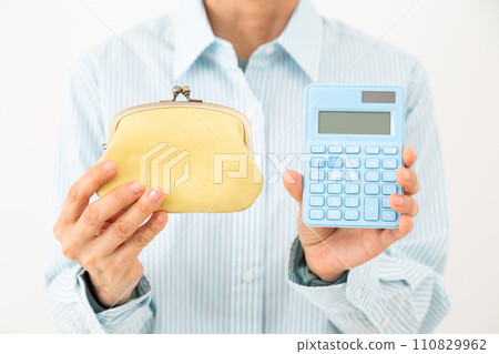 Middle-aged woman with a blue calculator and purse Middle-aged woman with a blue calculator and purse 110829962