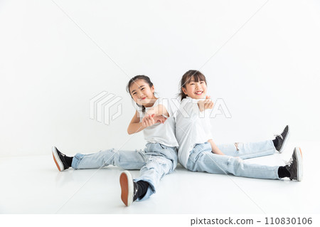 穿著牛仔的清爽少女 110830106