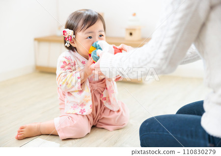 家長和孩子為紙氣球充氣，老式遊戲 110830279