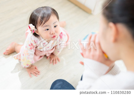 家長和孩子為紙氣球充氣，老式遊戲 110830280