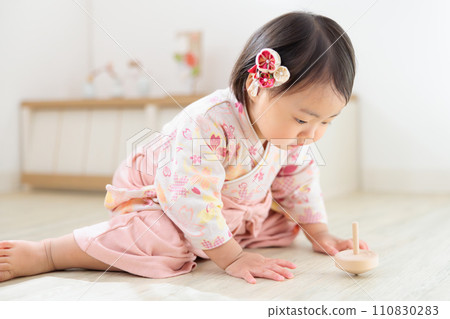 嬰兒看陀螺，1歲，新年遊戲 110830283