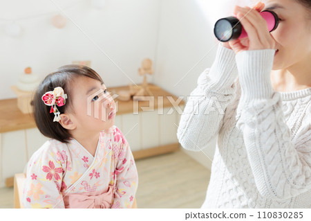 家長和孩子玩手工萬花筒－新年遊戲 110830285