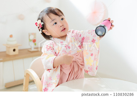 有手工萬花筒的嬰兒 110830286