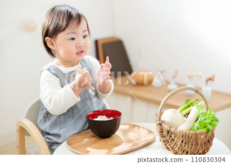 A 1-year-old child eating seven-herb porridge. Fun food education. Five festivals. 110830304