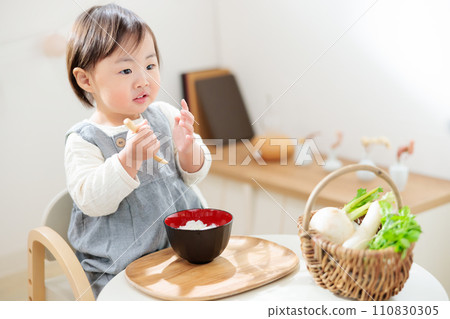A 1-year-old child eating seven-herb porridge. Fun food education. Five festivals. A 1-year-old child eating seven-herb porridge. Fun food education. Five festivals. 110830305