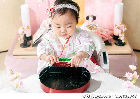 初一節日的膳食 - 慶祝女兒節的嬰兒 110830308