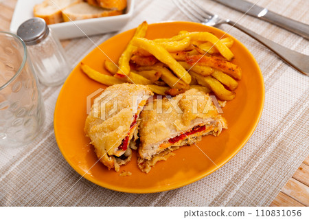 Goat cheese and pepper booklets with fries 110831056