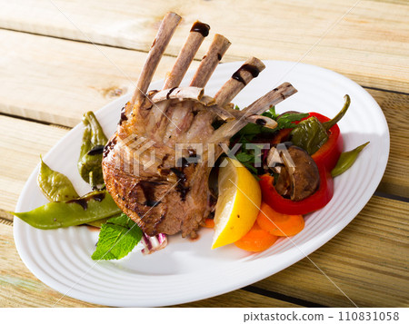 Roasted rack of mutton with vegetables 110831058