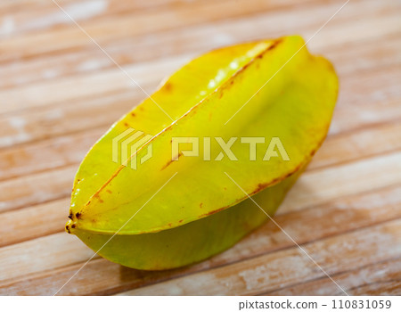 Whole yellow carambolas on wooden table 110831059