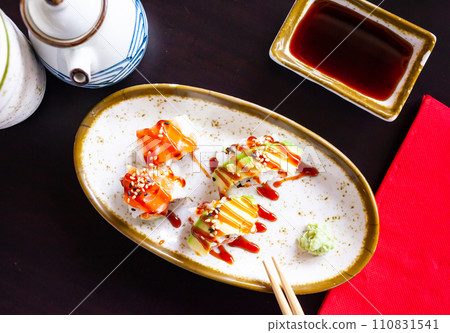 Japanese uramakizushi rolls with salmon, avocado and unagi sauce 110831541