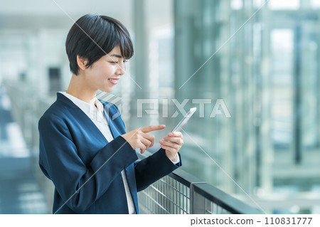 有智慧型手機的女商人。 110831777