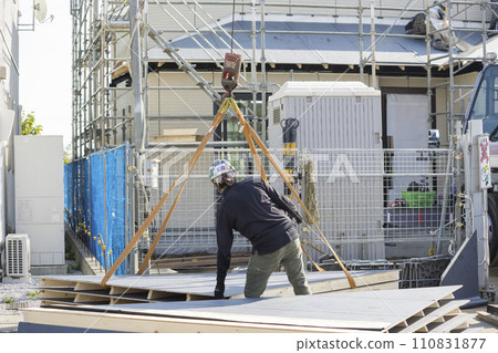 Work to install the roof of a new building: Construction and slinging 110831877