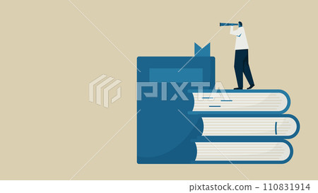 一名男子用望遠鏡檢查一堆書 110831914