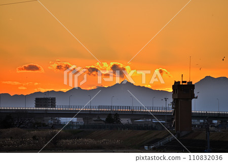 [愛知縣] 名古屋市西區莊內川河堤上夕陽染紅的天空 110832036