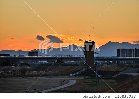 [Aichi Prefecture] The sky dyed in the sunset from the Shonai River embankment in Nishi Ward, Nagoya City 110832038