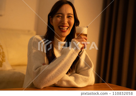 晚上在房間裡喝啤酒的女人 晚上在房間裡喝啤酒的女人 110832058