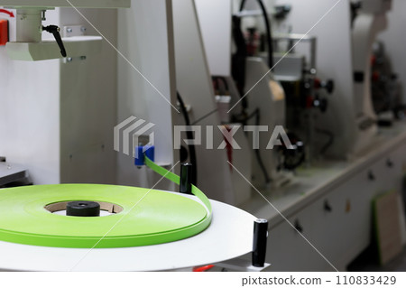 automatic edge banding machine with roll of tape 110833429