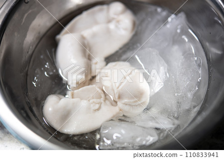 Cool the par-boiled milt in ice water. Cool the par-boiled milt in ice water. 110833941