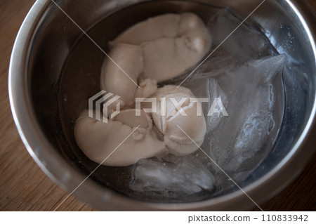 將煮至半熟的麥汁放入冰水中冷卻。 110833942