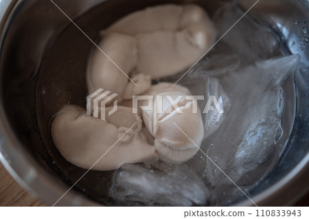 將煮至半熟的麥汁放入冰水中冷卻。 110833943