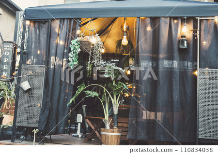 帶窗簾的咖啡廳露台電影風格照片 110834038