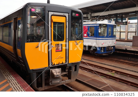 鳥取站出發的特快超級松風號和普通電車 鳥取站出發的特快超級松風號和普通電車 110834325