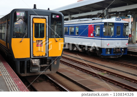 鳥取站出發的特快超級松風號和普通電車 110834326