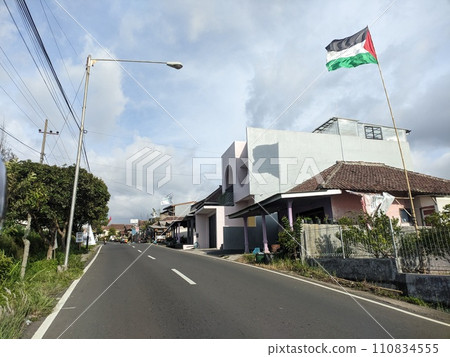 Street on the edge of town 110834555