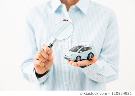 有汽車模型和放大鏡的中年婦女 110834925