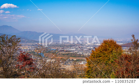 千曲川流淌的善光寺平，藍天下紅葉斑斕的風景 110835287