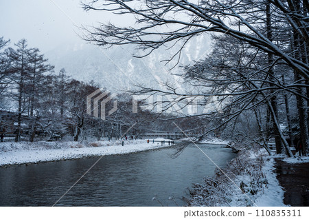上高地：白雪覆蓋的河童橋和梓川風景 110835311